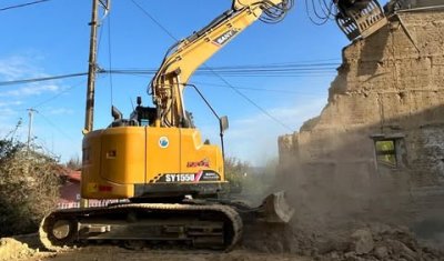 Démolition d'un bâtiment suite à un incendie vers Faramans