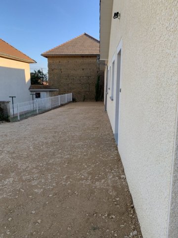Aménagement extérieur pour la création d'une allée derrière une maison individuelle aux alentours de Bourgoin-Jallieu