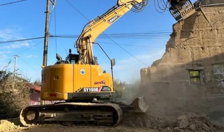 Démolition d'un bâtiment suite à un incendie vers Faramans