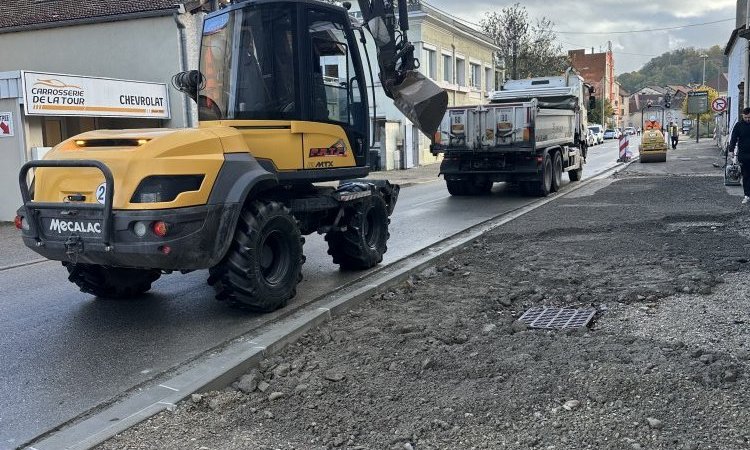 réglage des trottoirs et alimention d'un mini finisseur en enrobé